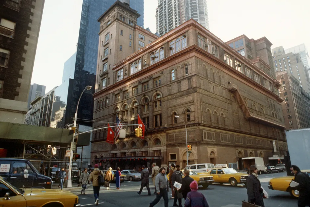 Dostat se do Carnegie Hall není přitom jen tak. O programu a účinkujících rozhoduje umělecká rada, která zvažuje, kdo je hoden pozornosti newyorského publika