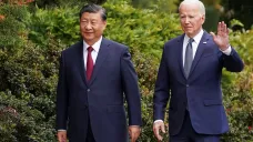Čínský prezident Si Ťin-pching se svým americkým kolegou Joem Bidenem