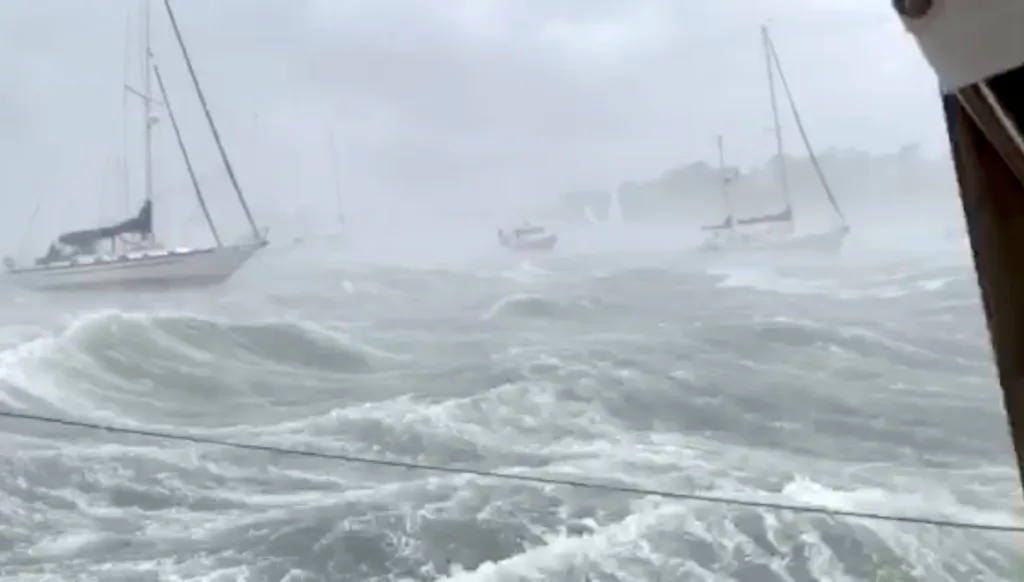 Plachetnice zakotvené v přístavu na Cape Cod v Massachusetts měly kvůli tornádu dost problémů udržet se nad vodou