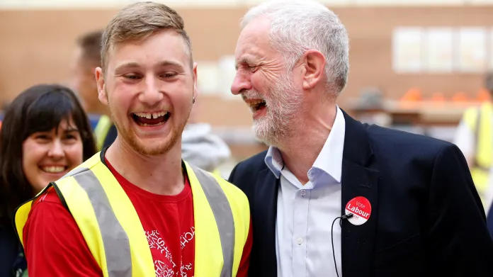 Lídr labouristů Jeremy Corbyn (vpravo)