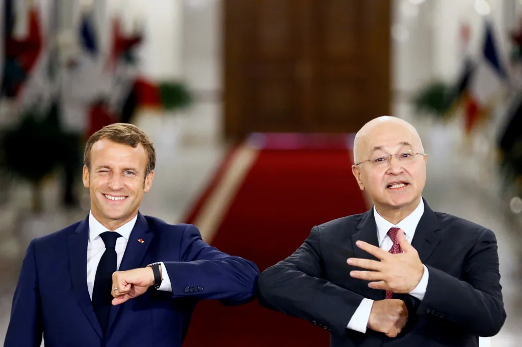 Francouzský prezident Emmanuel Macron a irácký prezident Barham Sálih se navzájem pozdravili loktem, když se zúčastnili tiskové konference v iráckém Bagdádu. Macron přijel do tamní metropole na první oficiální návštěvu