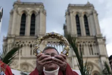 Kněz zachránil z hořící Notre-Dame trnovou korunu. Kaplan pařížských hasičů pomáhal už v Bataclanu 