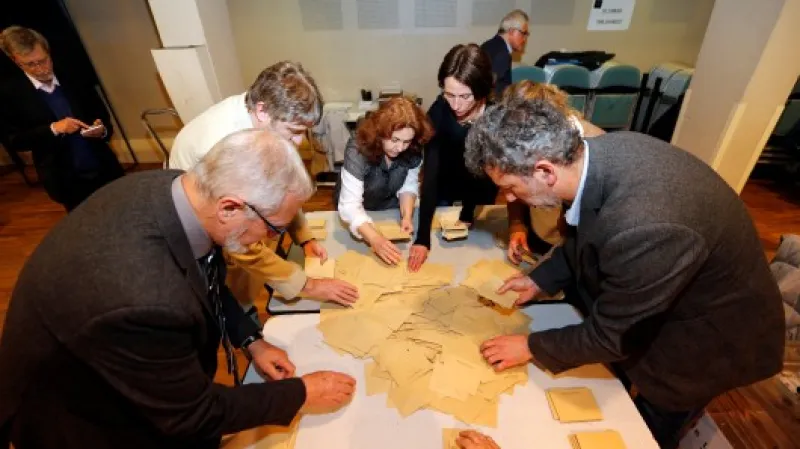 Sčítání hlasovacích lístků v Tulle,  Autor: Regis Duvignau,  Zdroj: Reuters