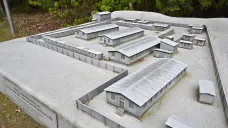 Model koncentračního tábora u památníku v Letech