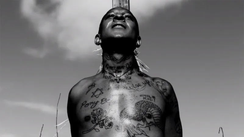 Michael Quattlebaum Jr. alias Mykki Bianco jako Johanka z Arku ve videoklipu Dark Balet