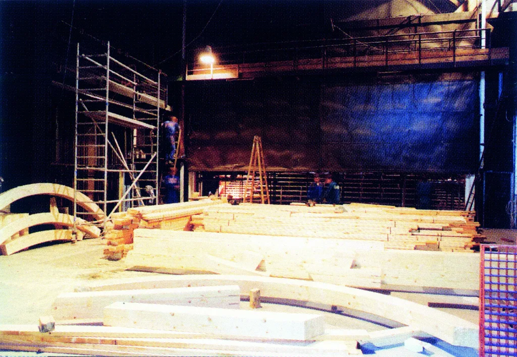Následná rekonstrukce divadla trvala do roku 1998