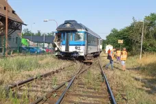 Na Znojemsku se srazil vlak s nákladním autem. Strojvedoucí se lehce zranil