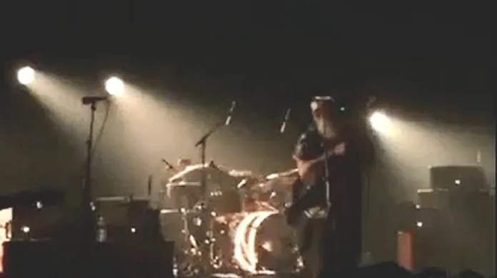 Kapela Eagles of the Death Metal ve chvíli, kdy začala střelba v klubu Bataclan. Kytarista vepředu zkoprněl a bubeník se instinktivně schovává za soupravou.