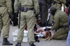 Pochod žen v Minsku opět narušila policie. Zatkla stovky demonstrantek