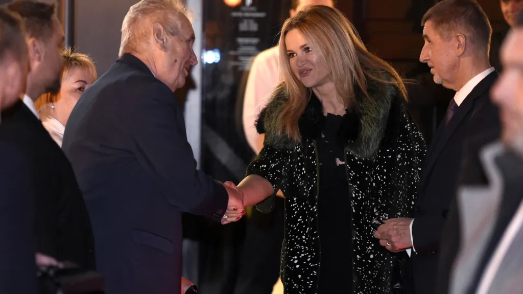 Monika Babišová s chotěm vítají prezidenta Zemana a manželku