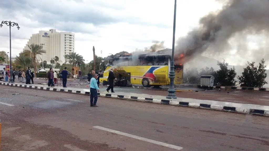 Exploze turistického autobusu v Egyptě