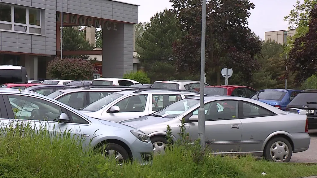 Na parkovací místo čekají pacienti i patnáct minut