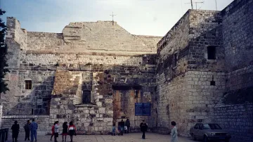 Vstup do basiliky Narození Páně v Betlémě