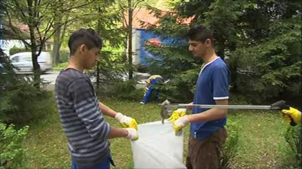 Do čištění Bečvy ve Vsetíně se pustili místní Romové