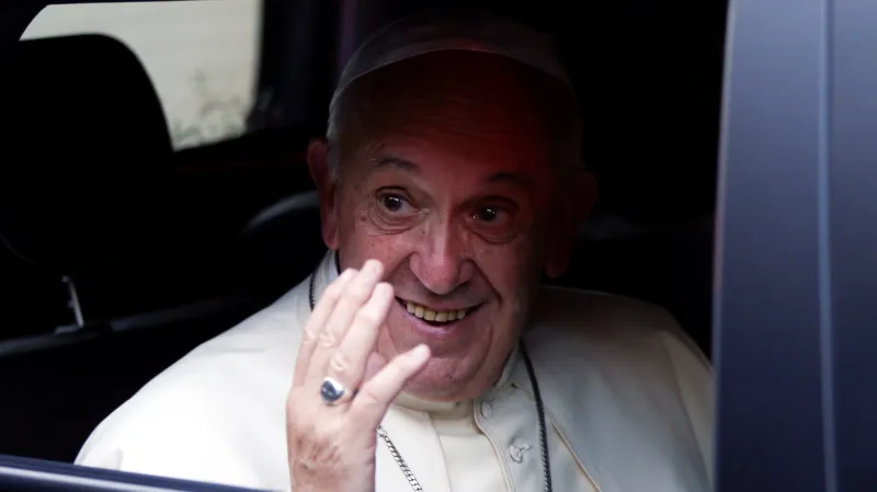 František zdraví věřící v hlavním městě Gruzie