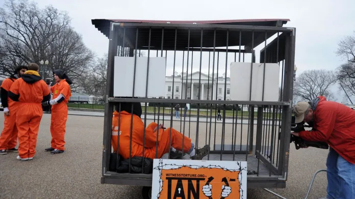 Americké protesty proti věznici Guantánamo