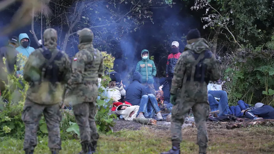 Migranti, kteří uvízli na polsko-běloruské hranici u obce Usnarz Górny