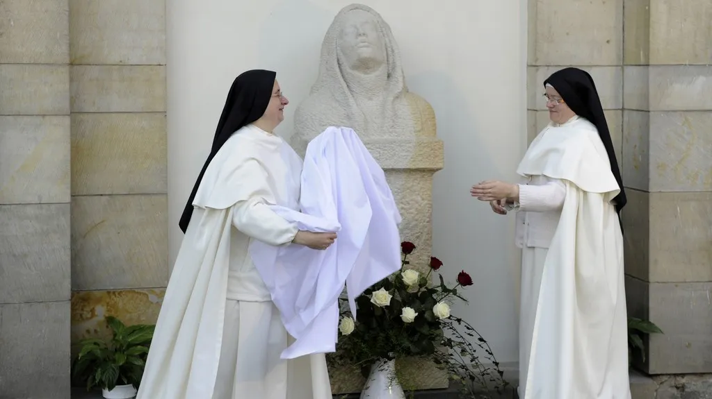 Sestry premonstrátky odhalují sochu