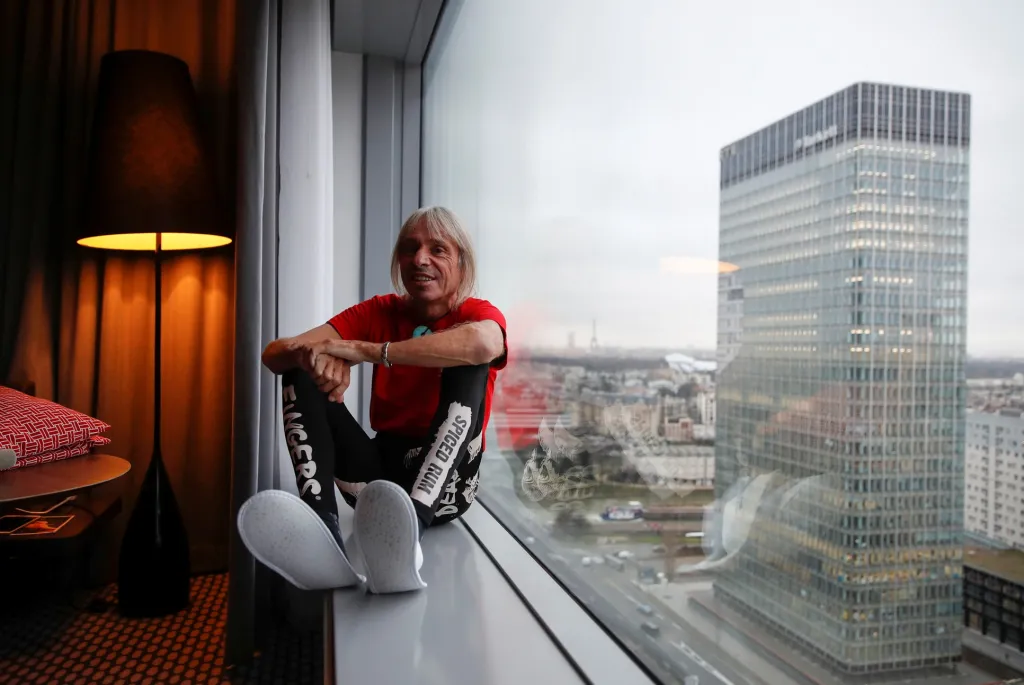 Alain Robert pokořil budovu Total v pařížské čtvrti La Défense