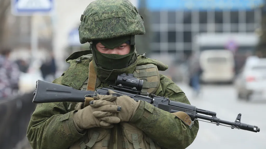 Proruští ozbrojenci před letištěm v Simferopolu