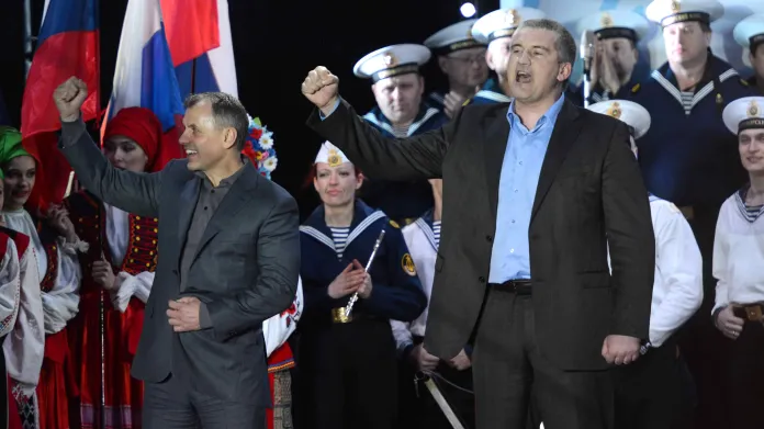 Krymský premiér Sergej Aksjonov a předseda krymského parlamentu Vladimir Konstantinov