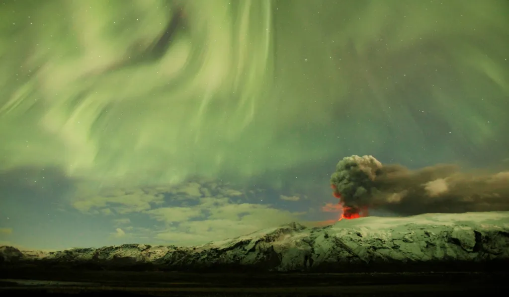 Výjimečný jev kombinující polární záři a oblaka sopečného popela se podařilo zachytit u Eyjafjallajökull na Islandu 22. dubna 2010