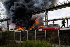 Hasiči zlikvidovali požár autovraků v Kladně, objekt předali majiteli