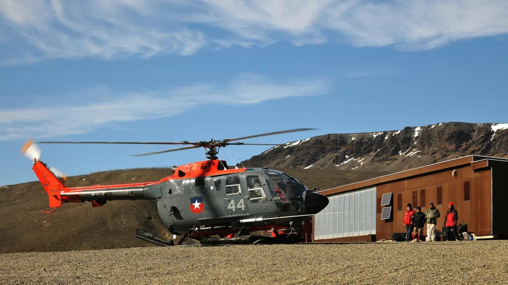 Nakládání expedičního materiálu na jeden z posledních vrtulníkových letů