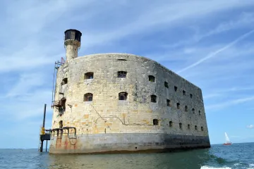 Pevnosti Boyard hrozí zkáza, varují úřady. Stavbu ohrožují nápory vln