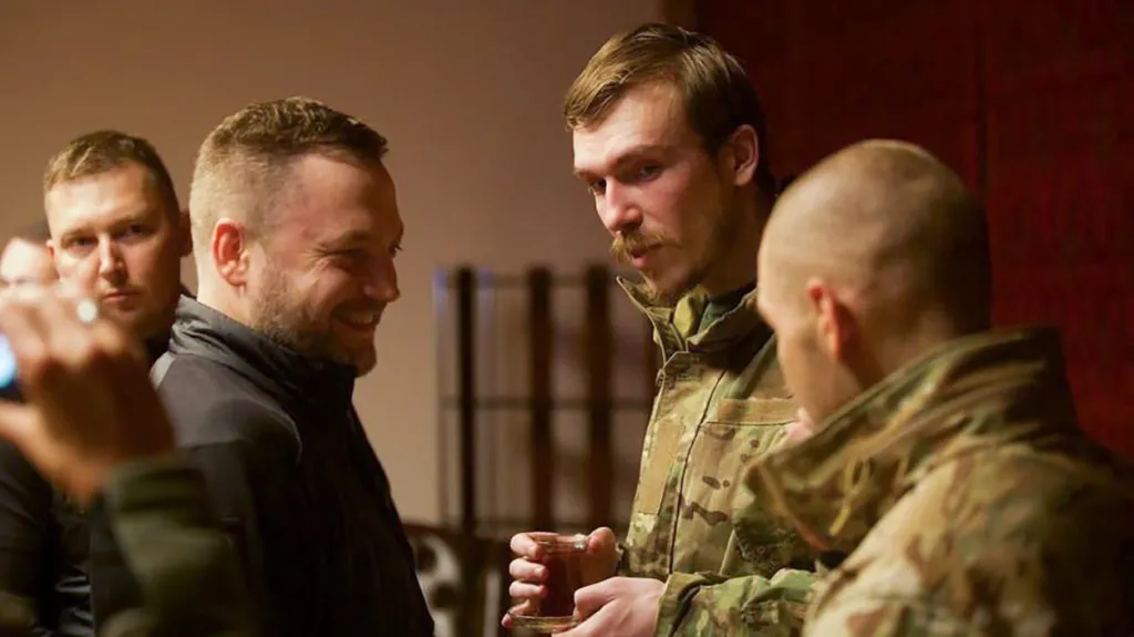Ukrajinský ministr vnitra Denys Monastyrskyj s propuštěným velitelem pluku Azov Denysem Prokopenkem