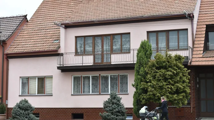 Osm výstřelů zaznělo z verandy Janečkova domu