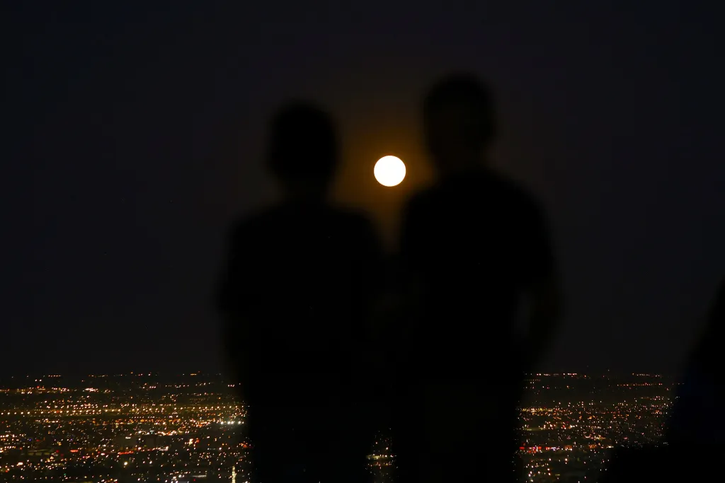 Děti v Mexico City sledují superměsíc