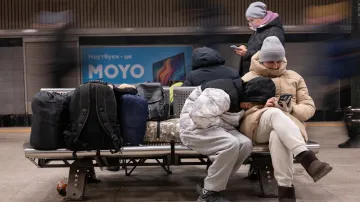 Lidé se před ruským útokem v Kyjevě skrývali ve stanici metra