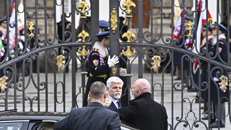 Když Petr Pavel vystoupil z auta, začali vojáci otevírat Bránu gigantů