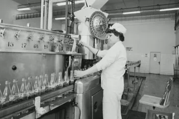 Coca-Cola slaví půlstoletí v Česku. Dříve symbol Západu, nyní běžná součást každodenního života