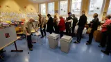 Fronta v pražské volební místnosti