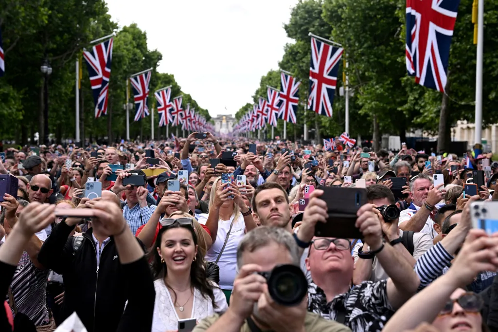 Dav u Buckinghamského paláce během oslav výročí