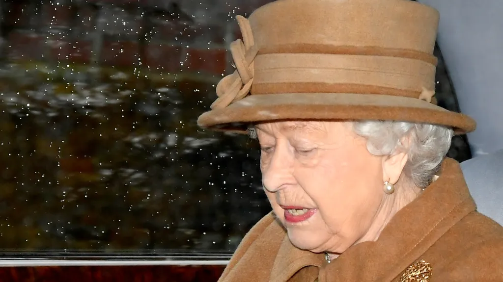 Královna Alžběta II. během cesty na nedělní mši v Sandringhamu