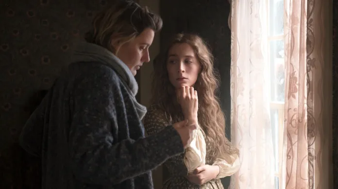 Greta Gerwigová a Saoirse Ronanová při natáčení Malých žen