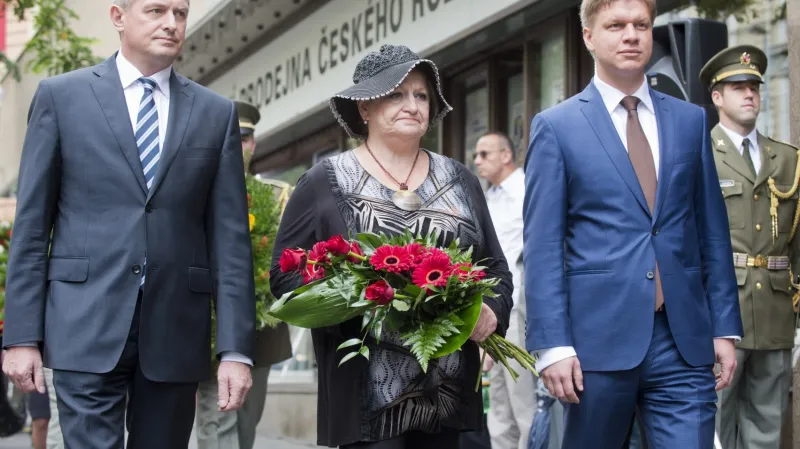 46. výročí srpna 1968 před Českým rozhlasem: olympionička Věra Čáslavská (uprostřed) a primátor Prahy Tomáš Hudeček (vpravo)