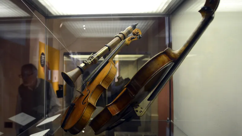 Z výstavy Století valčíku a polky