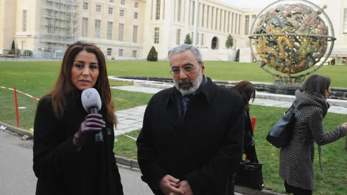 Umrán Zuabí hovoří v Ženevě s novináři