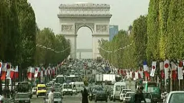 Vítězný oblouk na Champs Élysées