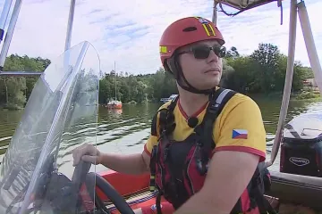 Prázdniny přinášejí víc práce vodním záchranářům. Na Dalešické přehradě mají nové zázemí