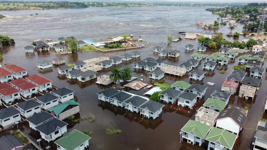 Letecký pohled na zaplavené domy po zvýšení hladiny řeky Kongo v Kinshase