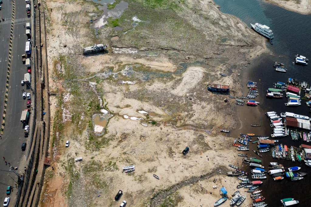 Pohled z dronu ukazuje vyschlé břehy řeky Rio Negro během sucha v centru Manausu ve státě Amazonas