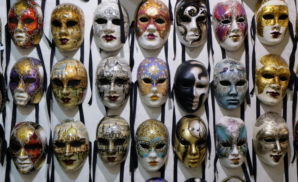 V Benátkách začal tradiční karneval, jeho letošním motivem je „láska“