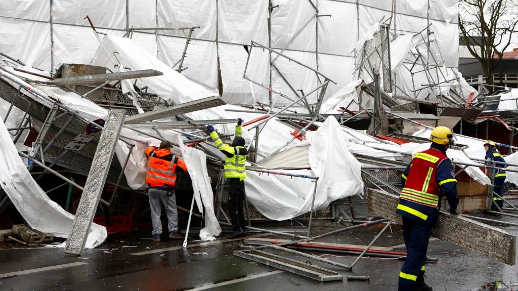 V Berlíně strhl vítr lešení