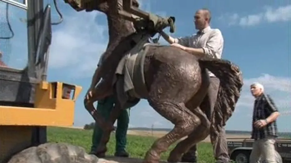 Instalace sochy koně na podstavec