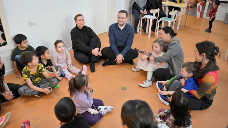 Dánská premiérka Mette Frederiksenová na návštěvě grónské školky v lednu 2026